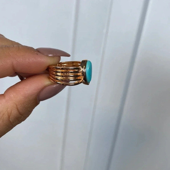 Gold tone ring with turquoise coloured stone - multiple sizes - New - Picture 3 of 3
